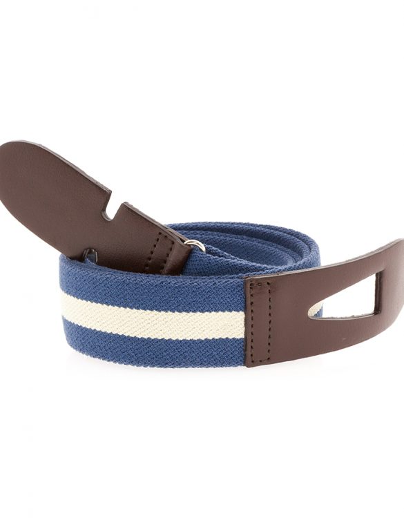 Cinturón azul claro con raya blanca